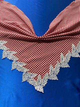 CONJUNTO NUEVO CUADROS delantal pico con puntilla