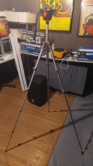 Trípode de foto Manfrotto y cabeza de vídeo Neewer