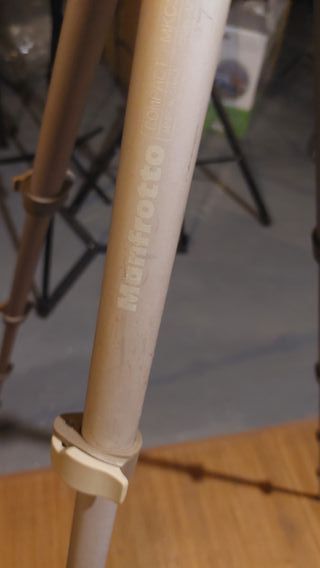 Trípode de foto Manfrotto y cabeza de vídeo Neewer