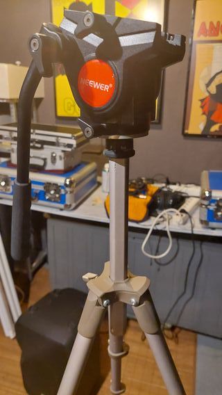 Trípode de foto Manfrotto y cabeza de vídeo Neewer