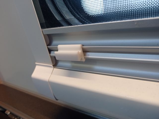 Grapa oscurecedor mosquitera autocaravana