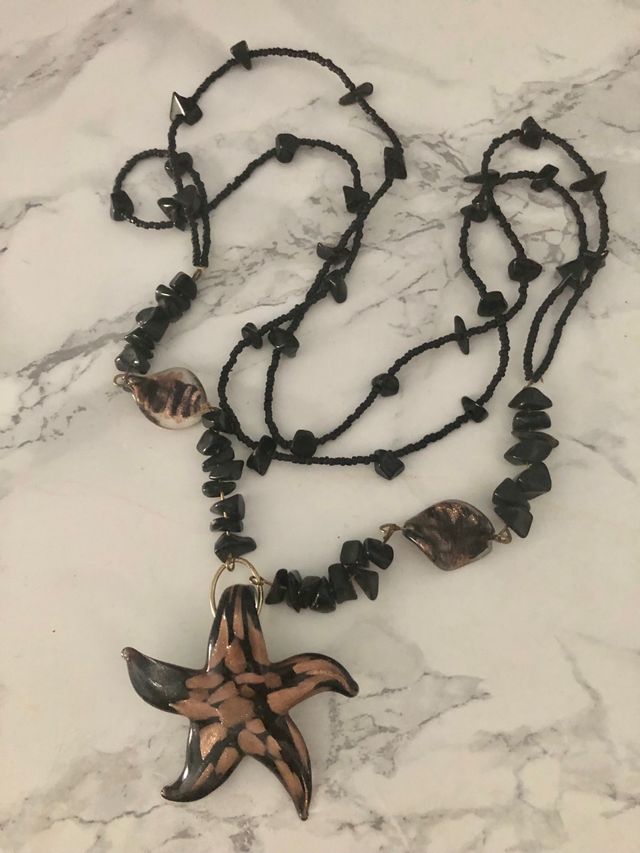 Collana con pietre in vetro nera e marrone