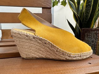 Sandalias de ante amarillo.