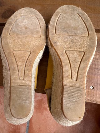 Sandalias de ante amarillo.