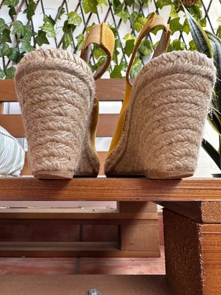 Sandalias de ante amarillo.