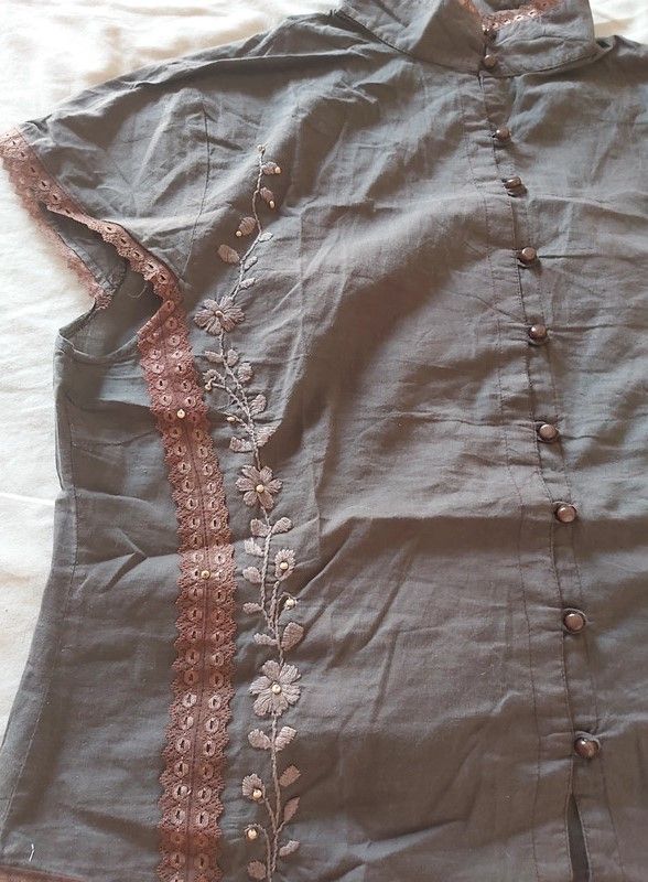 Blusa manga curta, castanho, bordados, tamanho L