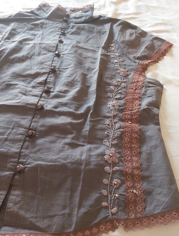 Blusa manga curta, castanho, bordados, tamanho L