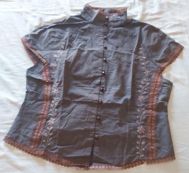 Blusa manga curta, castanho, bordados, tamanho L