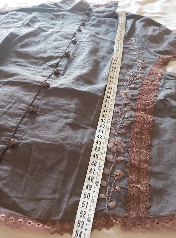 Blusa manga curta, castanho, bordados, tamanho L