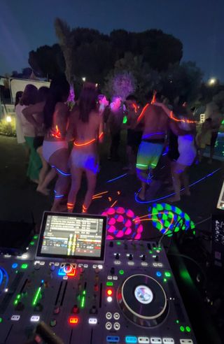 DJ iluminacion sonido, música, efectos pirotecnia