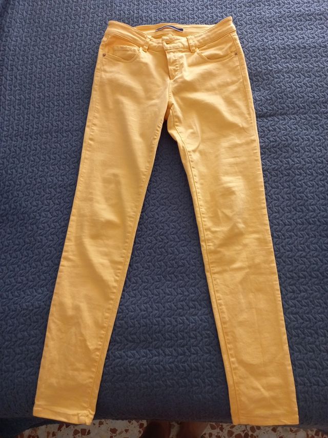 Pantalon pitillo amarillo