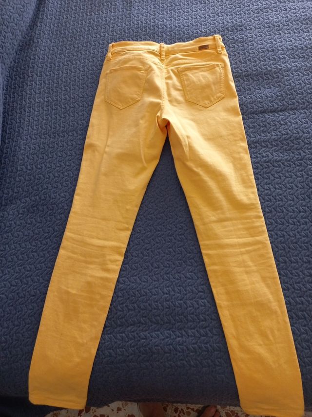 Pantalon pitillo amarillo