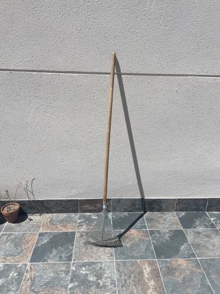 Rastrillo metálico jardín