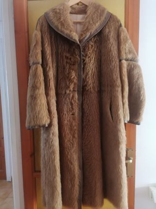 abrigo de piel con cuero marrón