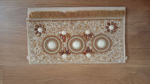 Bolso de mano abalorios y bordado beige