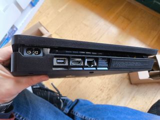 PS4 Slim 1tb con 1 mando y 2 juegos
