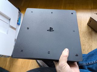 PS4 Slim 1tb con 1 mando y 2 juegos
