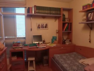 habitación completa con escritorio y cama nido