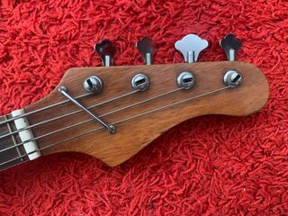 Bajo eléctrico de escala corta JEDSON