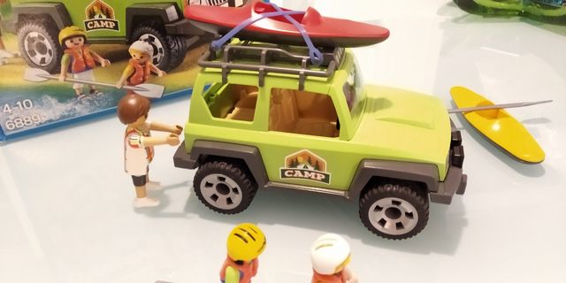 Veicolo Playmobil 4x4 con canoa