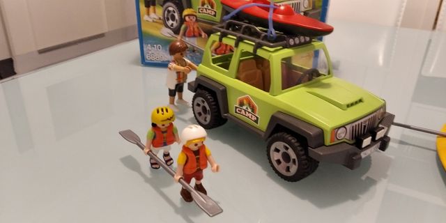 Veicolo Playmobil 4x4 con canoa