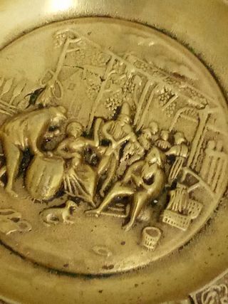 Cenicero de bronce es grande