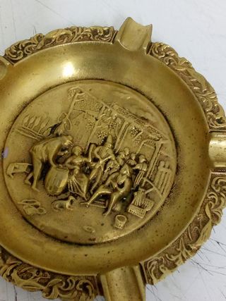 Cenicero de bronce es grande