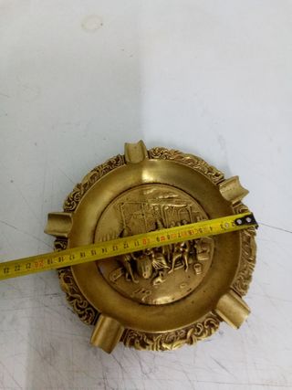 Cenicero de bronce es grande