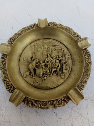 Cenicero de bronce es grande