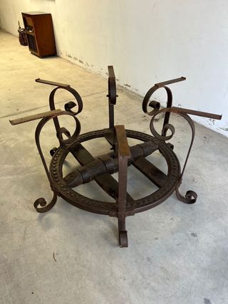 Mesa de rueda de carro con herrajes