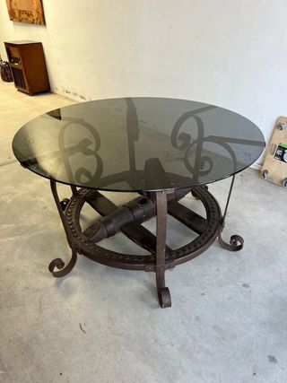 Mesa de rueda de carro con herrajes