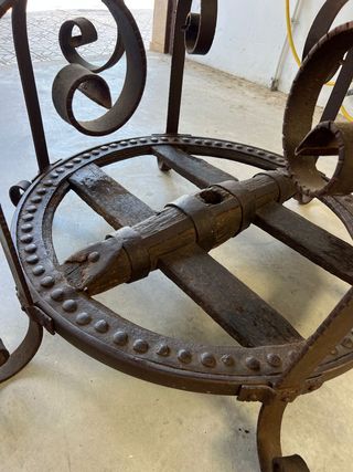 Mesa de rueda de carro con herrajes
