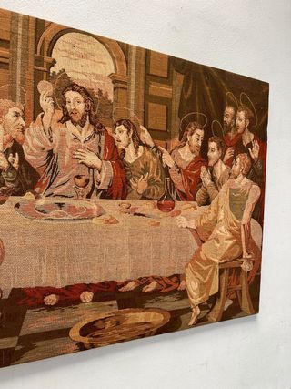 Antiguo tapiz representando la Santa Cena.