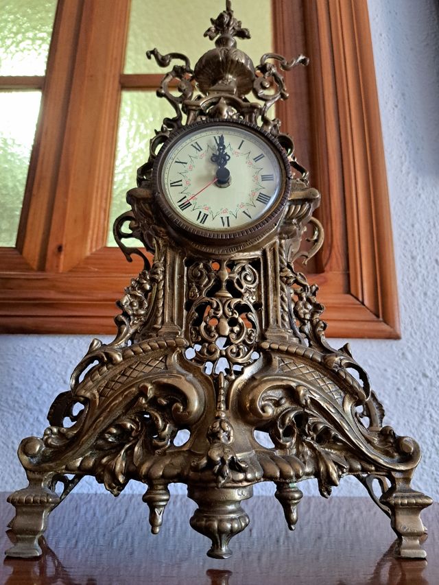 Reloj y pareja de Candelabros metalicos