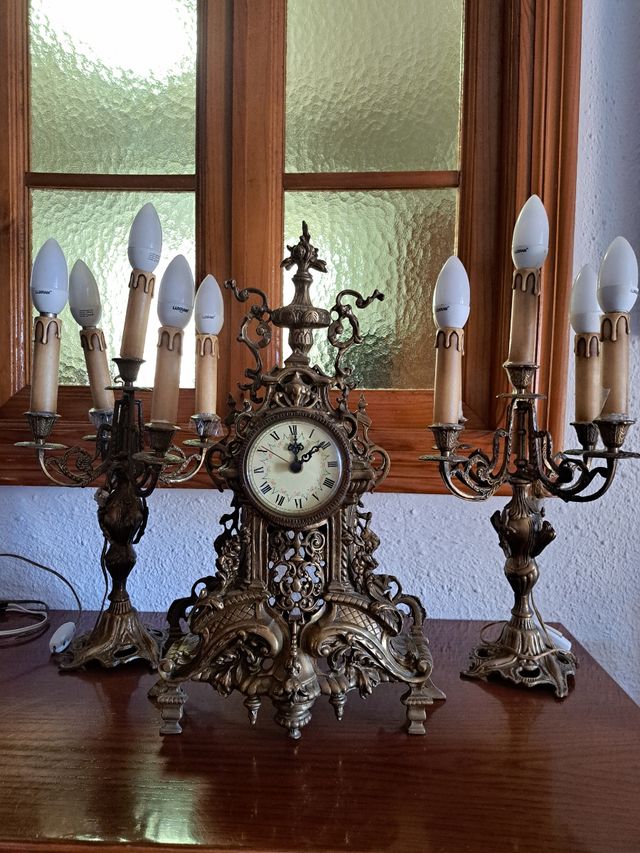 Reloj y pareja de Candelabros metalicos