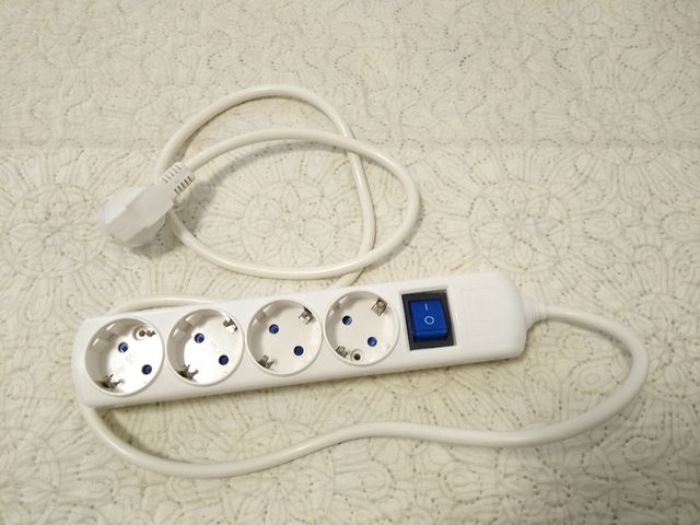 Alargador de 4 enchufes e interruptor