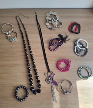 Bisutería variada collares pulseras