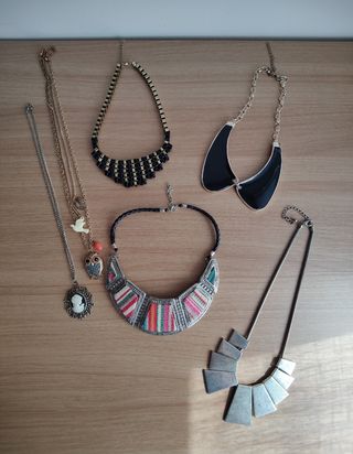 Bisutería variada collares pulseras
