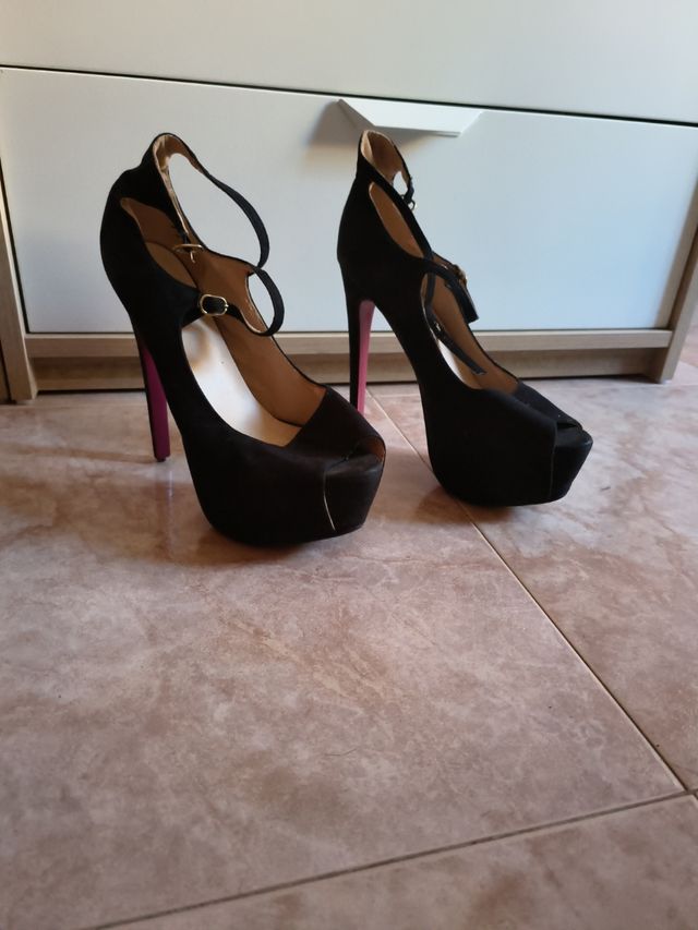 Tacones altos negros