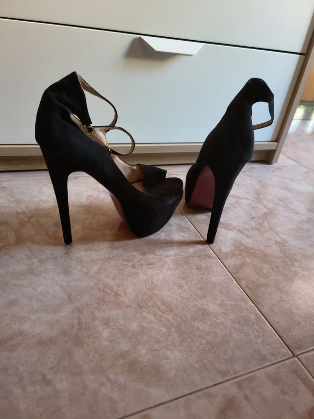 Tacones altos negros