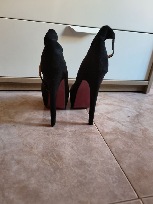 Tacones altos negros