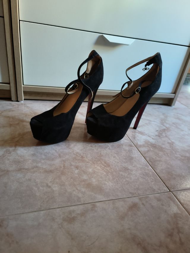 Tacones altos negros