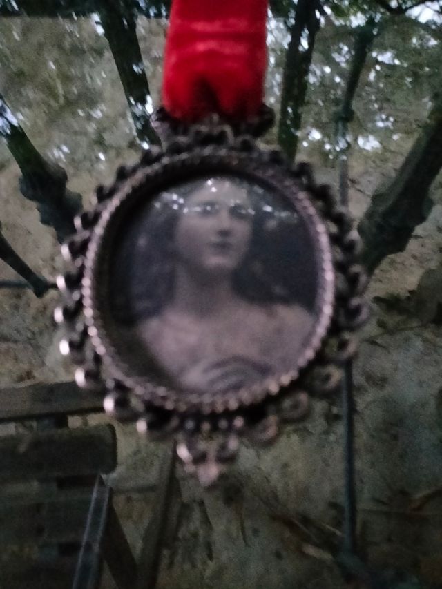 Portafotos con forma de medallón.