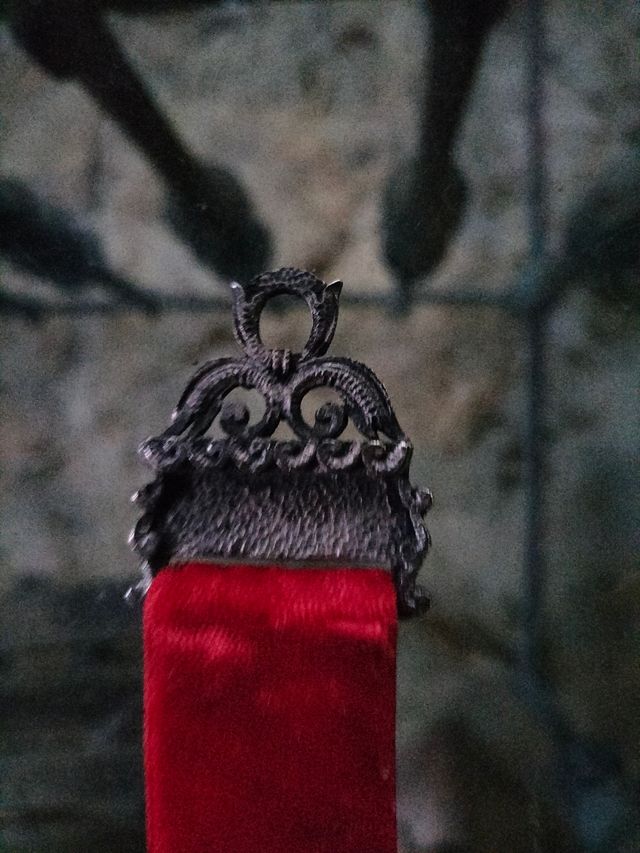 Portafotos con forma de medallón.