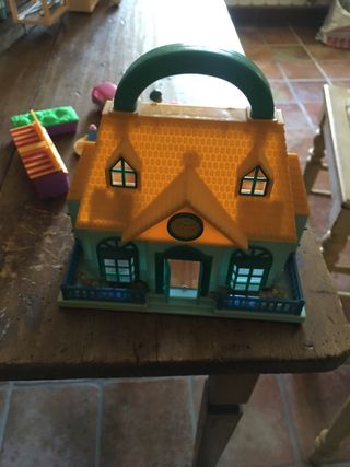 Casita portátil con muñecos y accesorios