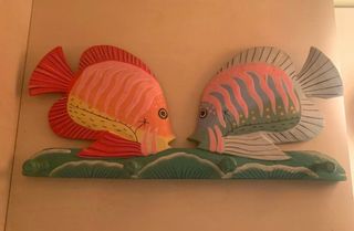 Percha de madera con dos peces