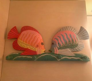 Percha de madera con dos peces