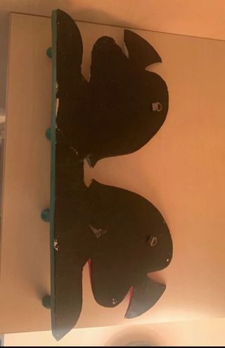 Percha de madera con dos peces