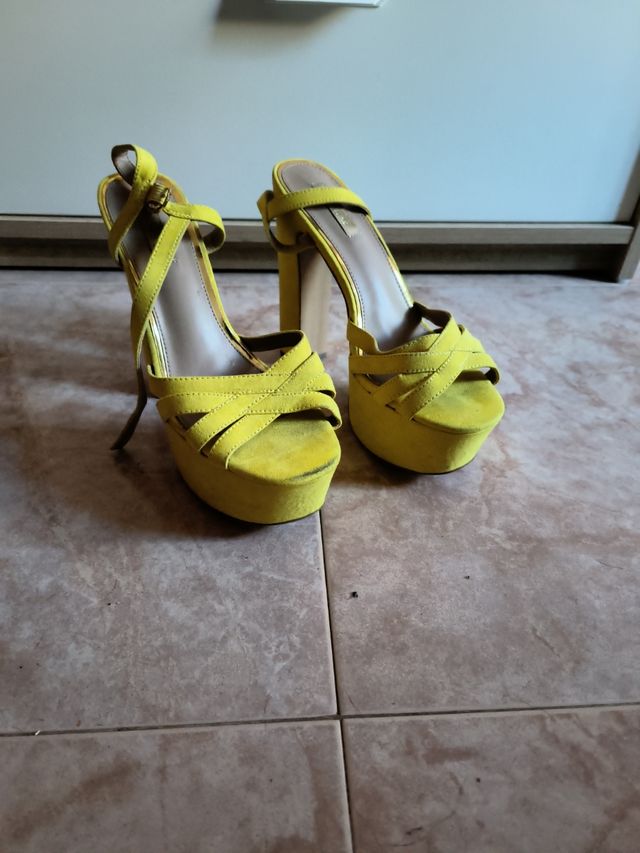Tacones amarillos
