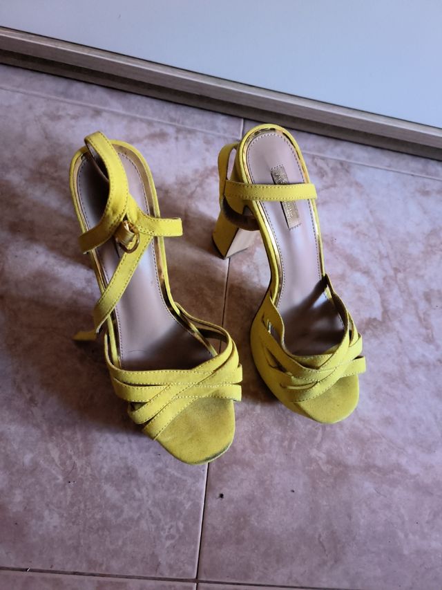 Tacones amarillos
